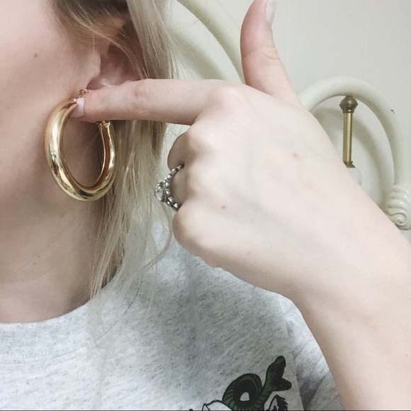 Gold large thick hoop earrings - Picture 5 of 7